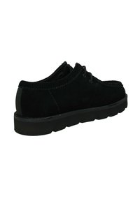 Scarpa in suede nera con punta arrotondata, tre occhielli per i lacci e una suola in gomma nera testurizzata con un lieve tacco.