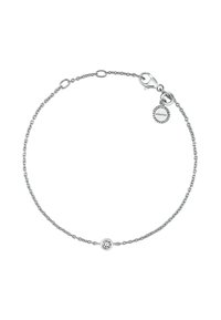 Pulsera de cadena de plata con una piedra preciosa clara en forma redonda, cierre de langosta y un pequeño charm con un detalle texturizado.