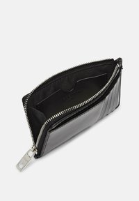 Czarny skórzany portfel z zamkiem błyskawicznym, wyposażony w fakturowaną przednią część, liczne kieszenie na karty oraz miękką podszewkę z tkaniny.