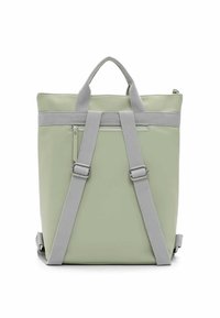 Groene waterdichte rugzak met grijze banden, handvat aan de bovenkant en ritsvak; rechthoekige vorm met een gladde textuur en minimalistisch ontwerp.