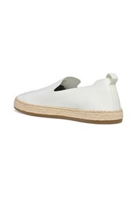 Scarpa bianca senza lacci con tomaia in tela testurizzata, dettaglio in corda di iuta attorno alla suola e base in gomma. Presenta un piccolo passante sul tallone.