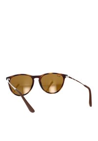 Occhiali da sole tortoiseshell marroni con lenti arrotondate e montatura leggera. Lenti ambra e braccioli marroni offrono un contrasto. Dettagli in metallo argentato.