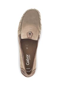 Scarpa slip-on in pelle marrone con cuciture decorative, punta rotonda e piccoli dettagli; presenta una soletta perforata per la traspirabilità.