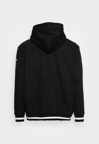 Sudadera negra con bolsillo tipo canguro, puños acanalados y dobladillo con rayas blancas. Presenta un diseño en el panel trasero y una capucha con cordón.