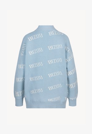 Lichtblauwe gebreide trui met witte "BIZUU" tekstpatroon, voorzien van een ronde halslijn en geribde manchetten. Zachte textuur en een ontspannen pasvorm.