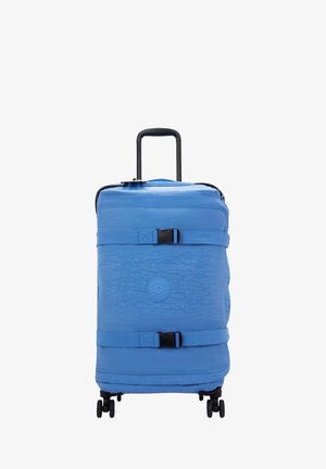 Rolkoffer in lichtblauw textiel, voorzien van een uitschuifbare handgreep, zwarte wielen en een verstelbare band aan de voorkant.