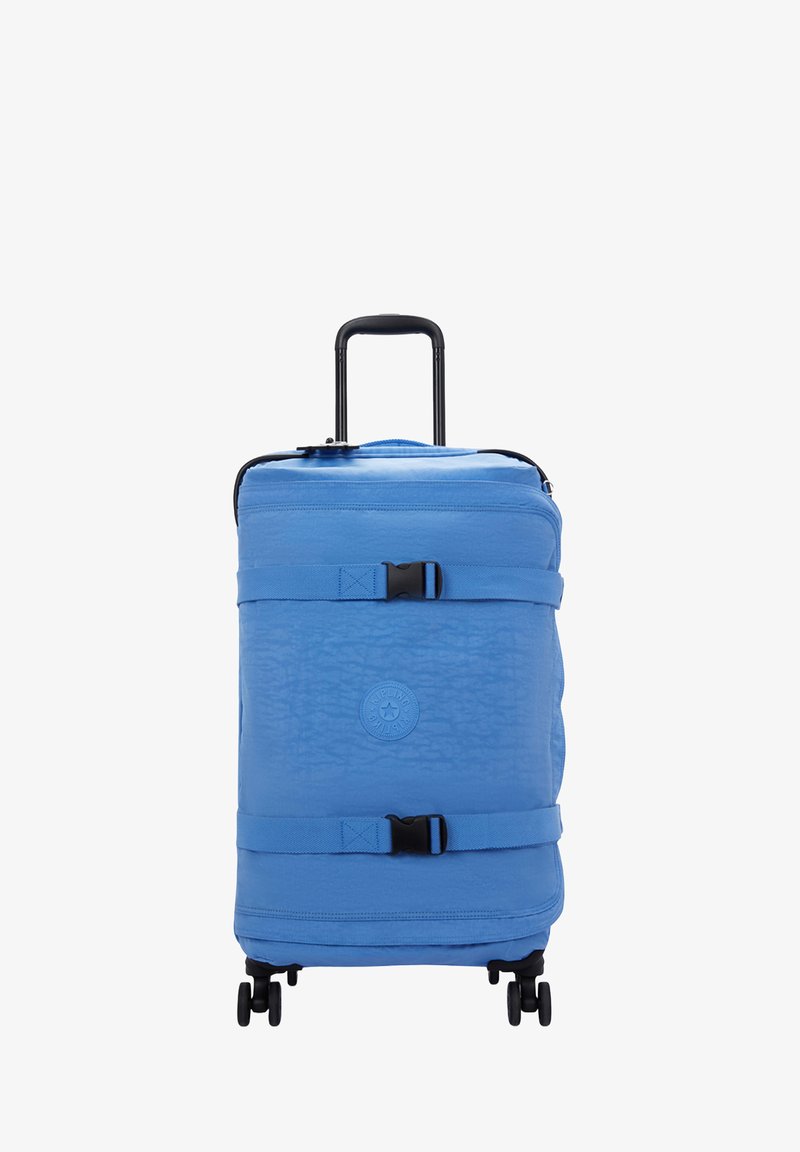 Kolečkový kufr z texturované světle modré látky, vybavený teleskopickou rukojetí, černými kolečky a nastavitelným popruhem přes přední stranu.