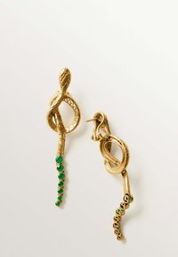 Pendientes en forma de serpiente dorada con acentos de piedra verde y detalles texturizados intrincados, cada uno con un diseño único y cierres seguros.