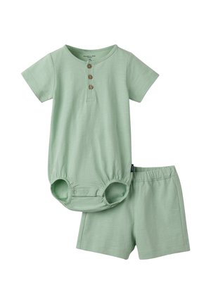 Lysegrøn kortærmet babyheldragt med træknapper og matchende elastiske talje-shorts, blødt bomuldsstof.
