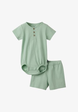 Lichtgroene babyromper met korte mouwen, houten knopen en bijpassende korte broek met elastische taille, zachte katoenen stof.