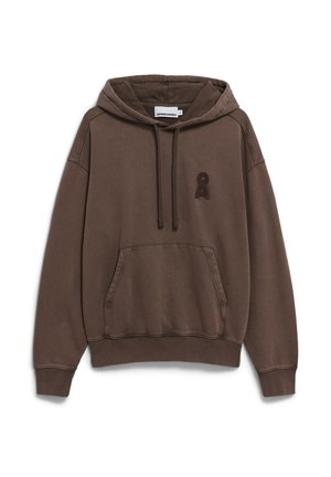 Bruine hoodie gemaakt van zachte stof, met een voorzak, trekkoordcapuchon en een klein geborduurd logo op de borst.