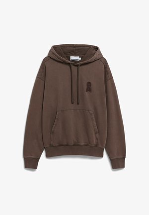 Bruine hoodie gemaakt van zachte stof, met een voorzak, trekkoordcapuchon en een klein geborduurd logo op de borst.