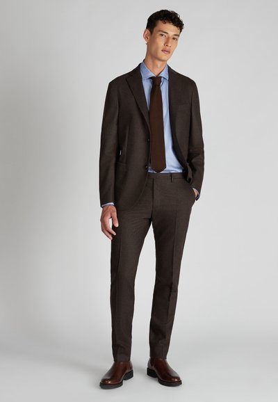 Brauner maßgeschneiderter Anzug mit hellblauem Hemd und brauner Strickkrawatte. Verfügt über eine schlanke Passform bei den Hosen und Lederschuhe, die dem Outfit einen formellen Touch verleihen.