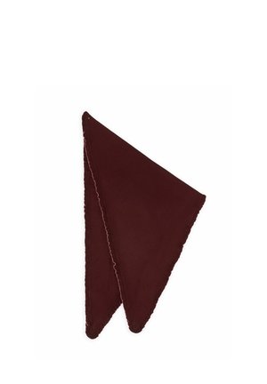 Foulard triangulaire rouge sombre plié avec des bords légèrement effilochés sur un fond blanc.