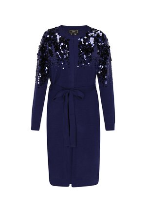 Cardigan lungo blu navy con cintura anteriore e paillettes nere e blu lucide che decorano densamente le spalle e le maniche superiori.