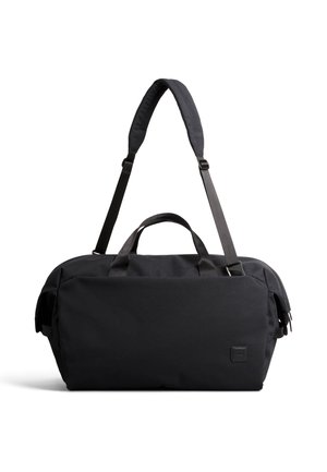 Sac de sport rectangulaire noir avec deux poignées courtes et une bandoulière réglable et rembourrée sur fond blanc.