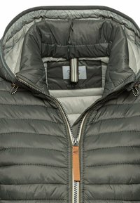 Grijze gewatteerde jas met een capuchon, met een bicolor interieur, een volledige rits en een bruine accentlabel. Gemaakt van gerecyclede materialen.