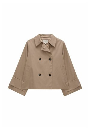 Afkortet beige trenchcoat lavet af glat stof, med en dobbeltbrystet design, store sorte knapper og brede manchetter.
