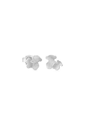 Pendientes de plata en un diseño abstracto y texturizado, con dos formas superpuestas y un acabado pulido.