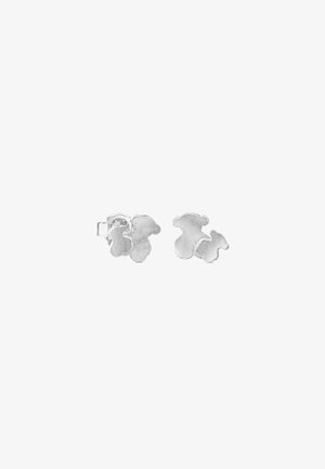Pendientes de plata en un diseño abstracto y texturizado, con dos formas superpuestas y un acabado pulido.
