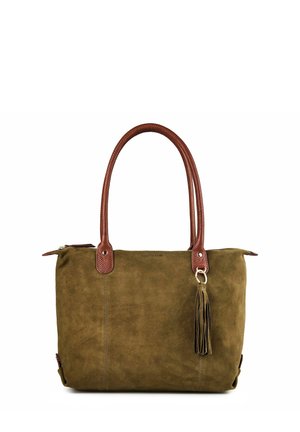 Sac à main en daim vert olive avec des poignées en cuir marron et un porte-clés pompon assorti suspendu à une des poignées.