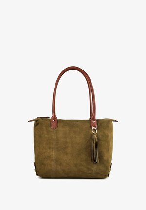 Bolso de ante verde oliva con asas de cuero marrón y un llavero con borla a juego colgando de una de las asas.