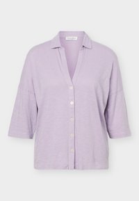 Lyse lilla skjorte med korte ermer og avslappet krage, laget av teksturert stoff.