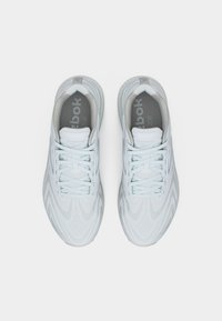 Ζευγάρι λευκών παπουτσιών για τρέξιμο Reebok X5, φωτογραφημένα από πάνω σε λευκό φόντο, με δεμένα κορδόνια και εμφανείς ενδοσόλες με λογότυπο.