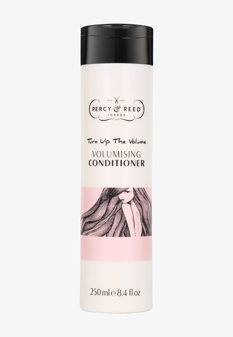 Witte cilindervormige fles met een zwarte dop, voorzien van roze accenten en een illustratie van lang haar. De tekst bevat "Volumiserende Conditioner" en het merkelogo.