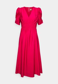 Robe midi rose vif avec manches courtes bouffantes, encolure en V et détail froncé à la taille.