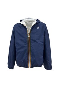 Giacca leggera blu navy con interno bianco, chiusura lampo completa, polsini elasticizzati e un piccolo logo sul lato sinistro del petto. Accenti a righe sottili.