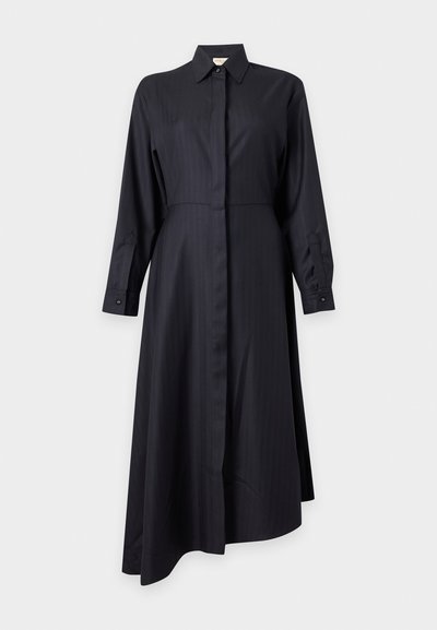 Robe chemise noire à manches longues avec col, poignets boutonnés, boutons cachés à l'avant, taille cintrée et ourlet asymétrique.