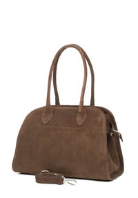 Brązowa torebka z zamszu z dwoma uchwytami i odpinanym paskiem leżąca na przodzie, z akcentami w kolorze srebrnym.