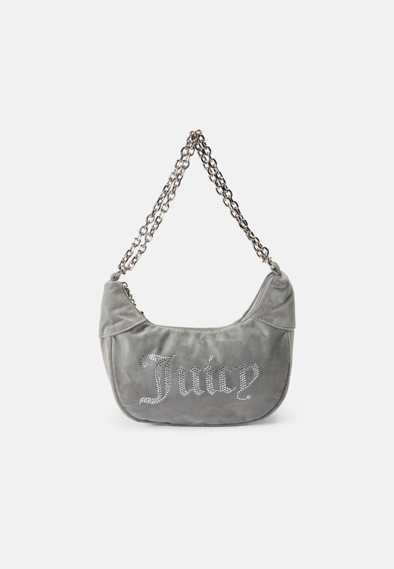 Grå mocka handväska med ett silverfärgat kedjehandtag, prydd med rhinestones som stavas "Juicy" på framsidan och med dragkedjestängning.