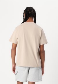 Pal Sporting Goods OBSERVER UNISEX - Μπλουζάκι με στάμπα - stone