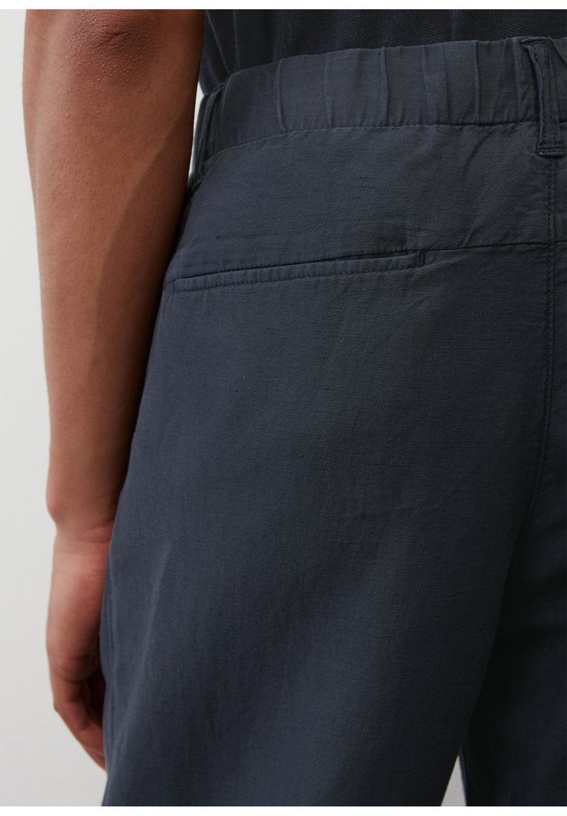 Herren Trainingsanzüge | Marc O'Polo MODELL BELSBO Jogginghose dark navy/blau - WJ77377 Herren Trainingsanzüge | Marc O'Polo MODELL BELSBO Jogginghose dark navy/blau - WJ77377
