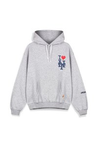Sudadera gris con bolsillo canguro, con un gráfico de "I ❤️ NY" en azul y rojo en el pecho y el texto "GRIME" en la manga. Tejido suave.