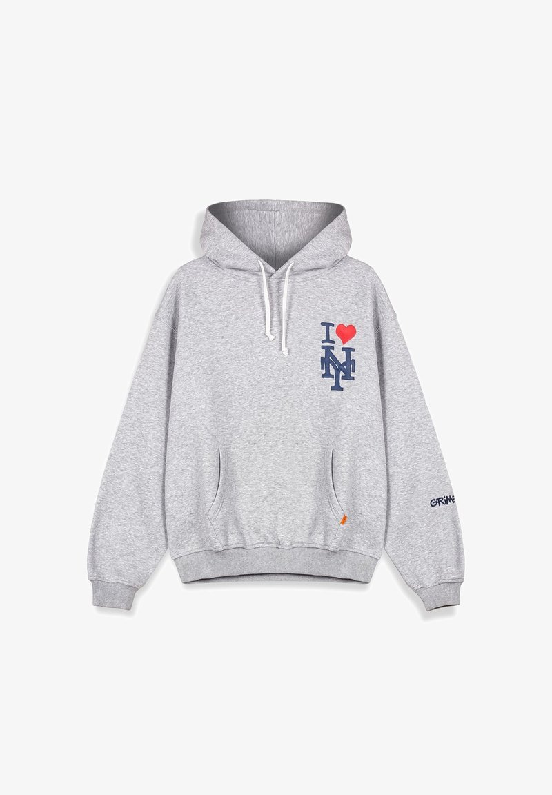Sudadera gris con bolsillo canguro, con un gráfico de "I ❤️ NY" en azul y rojo en el pecho y el texto "GRIME" en la manga. Tejido suave.