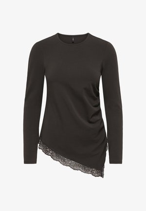 Top nero a maniche lunghe da donna con orlo asimmetrico e rifinitura in pizzo sul lato destro inferiore, caratterizzato da una leggera arricciatura laterale.