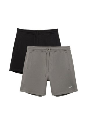 Două perechi de pantaloni scurți casual cu șnur, unul negru și unul gri, fiecare cu buzunare laterale și un mic logo pe perechea gri.