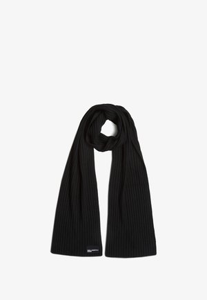 Zwarte geribde gebreide sjaal met een gladde textuur, voorzien van een label. De sjaal is lang en afgerond aan de uiteinden voor gemakkelijk wikkelen.