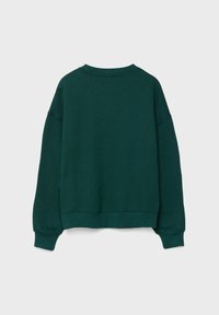 Zelená mikina s kulatým výstřihem, dlouhými rukávy a žebrovanými manžetami. Vyrobena z měkké látky, má volný střih a hladkou texturu.