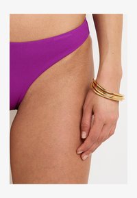 Non selezionato, violet