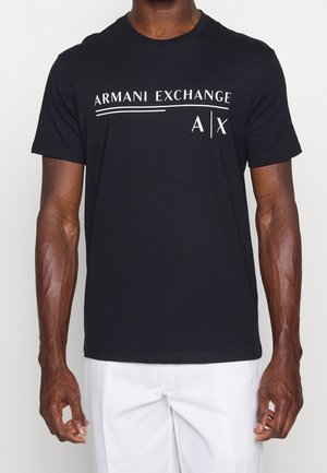 Camiseta de manga corta negra de algodón, con el logo "Armani Exchange" en blanco, cuello redondo y diseño minimalista.