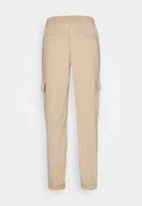 Beige Cargo-Hosen mit einem elastischen Bund, schmal zulaufenden Beinen, seitlichen Taschen und einer glatten Textur. Zwei sichtbare Gesäßtaschen.