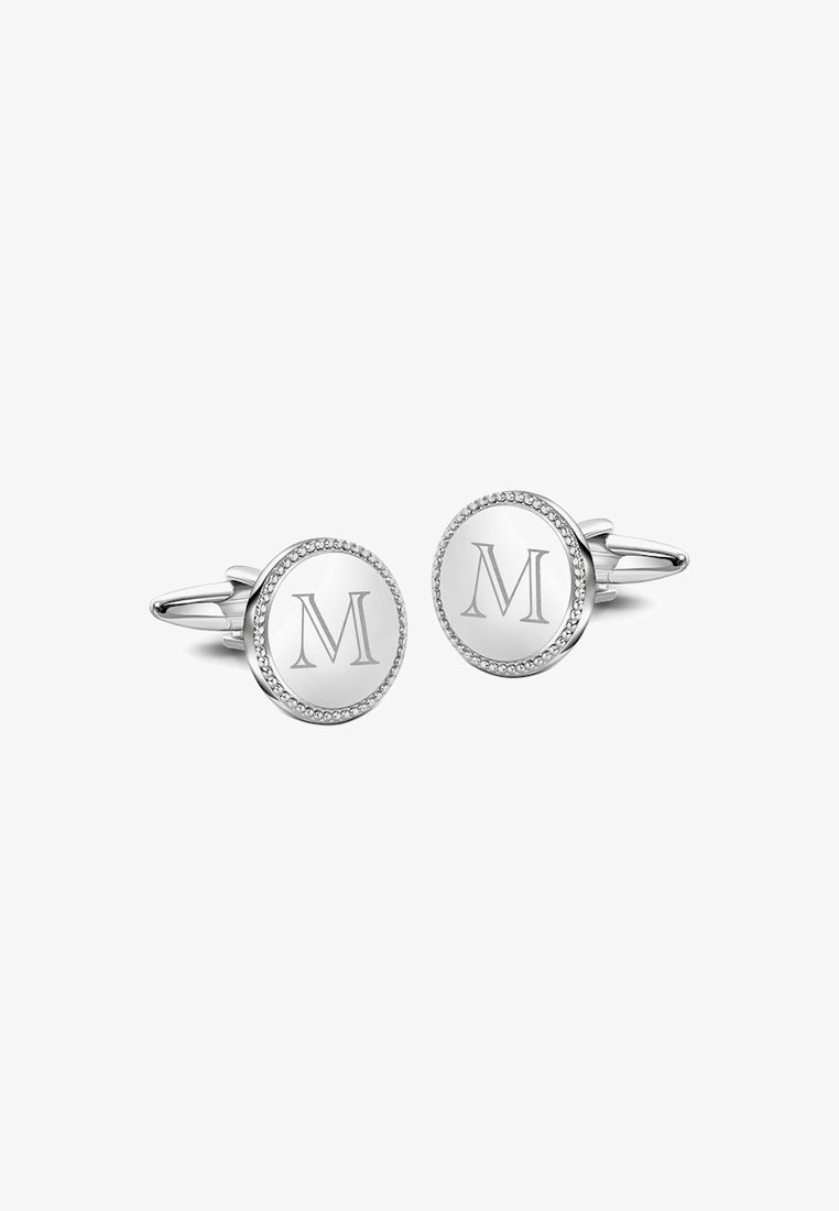 Srebrne spinki do mankietów z okrągłym wzorem, wygrawerowanym litery "M", otoczone dekoracyjną obręczą z małych, przezroczystych kamieni.