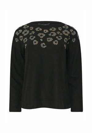 Top negro de manga larga con cuello redondo y un diseño de estampado de leopardo adornado con tachuelas de plata y oro en los hombros.