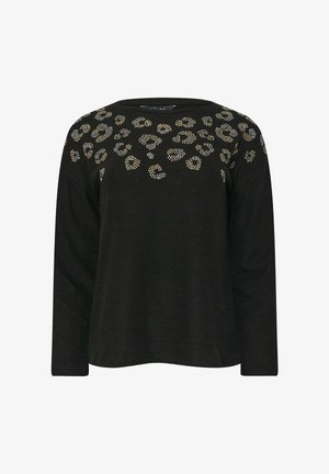 Top negro de manga larga con cuello redondo y un diseño de estampado de leopardo adornado con tachuelas de plata y oro en los hombros.