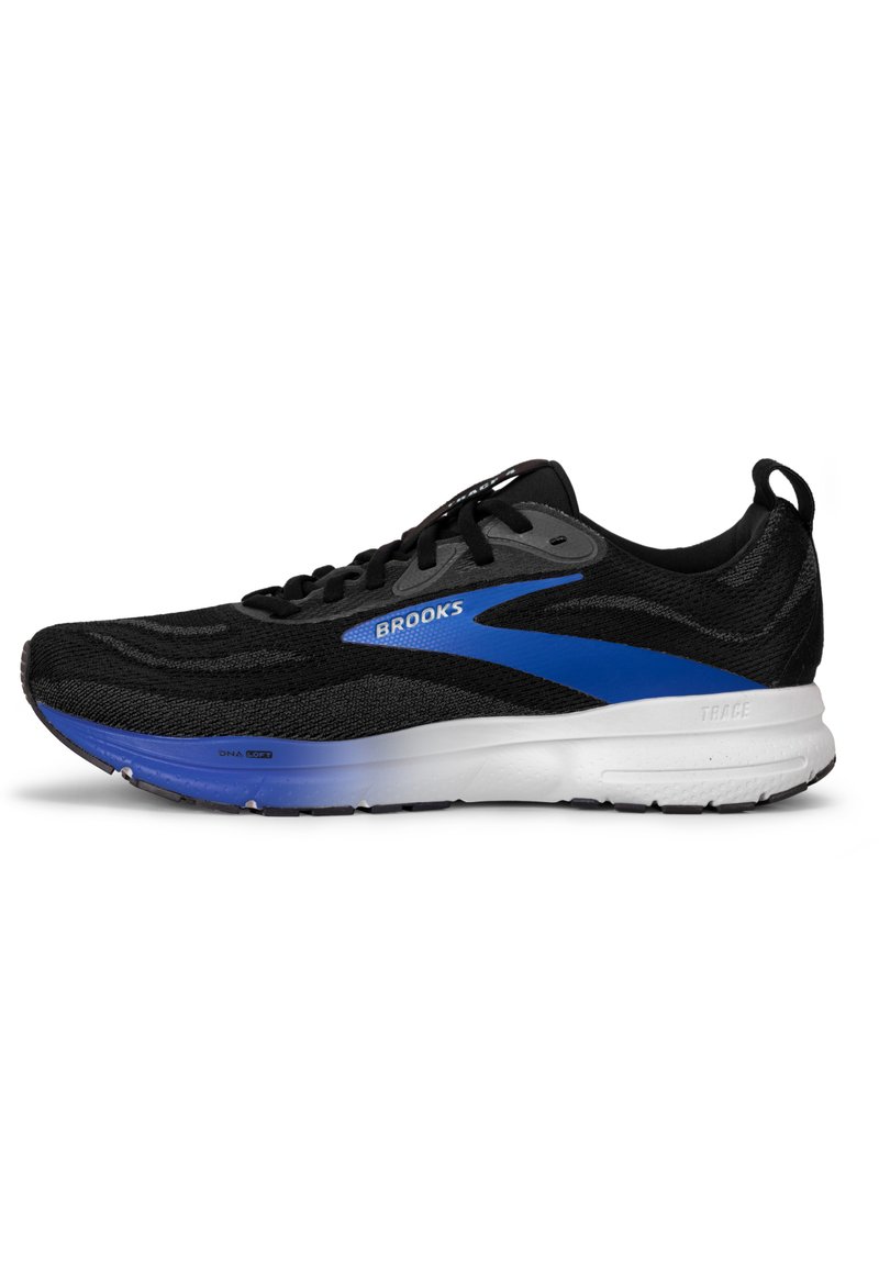 Chaussure de course noire avec un dessus texturé, des accents bleus et une semelle blanche. Présente une pointe arrondie, des lacets et une languette au talon.