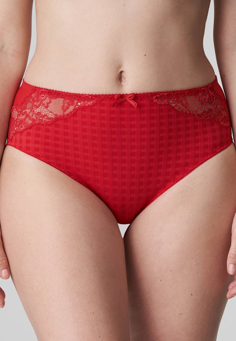 Röda högmidjade trosor med rutigt mönster, spetsdetaljer längs övre kanten och en liten rosett i mitten fram.